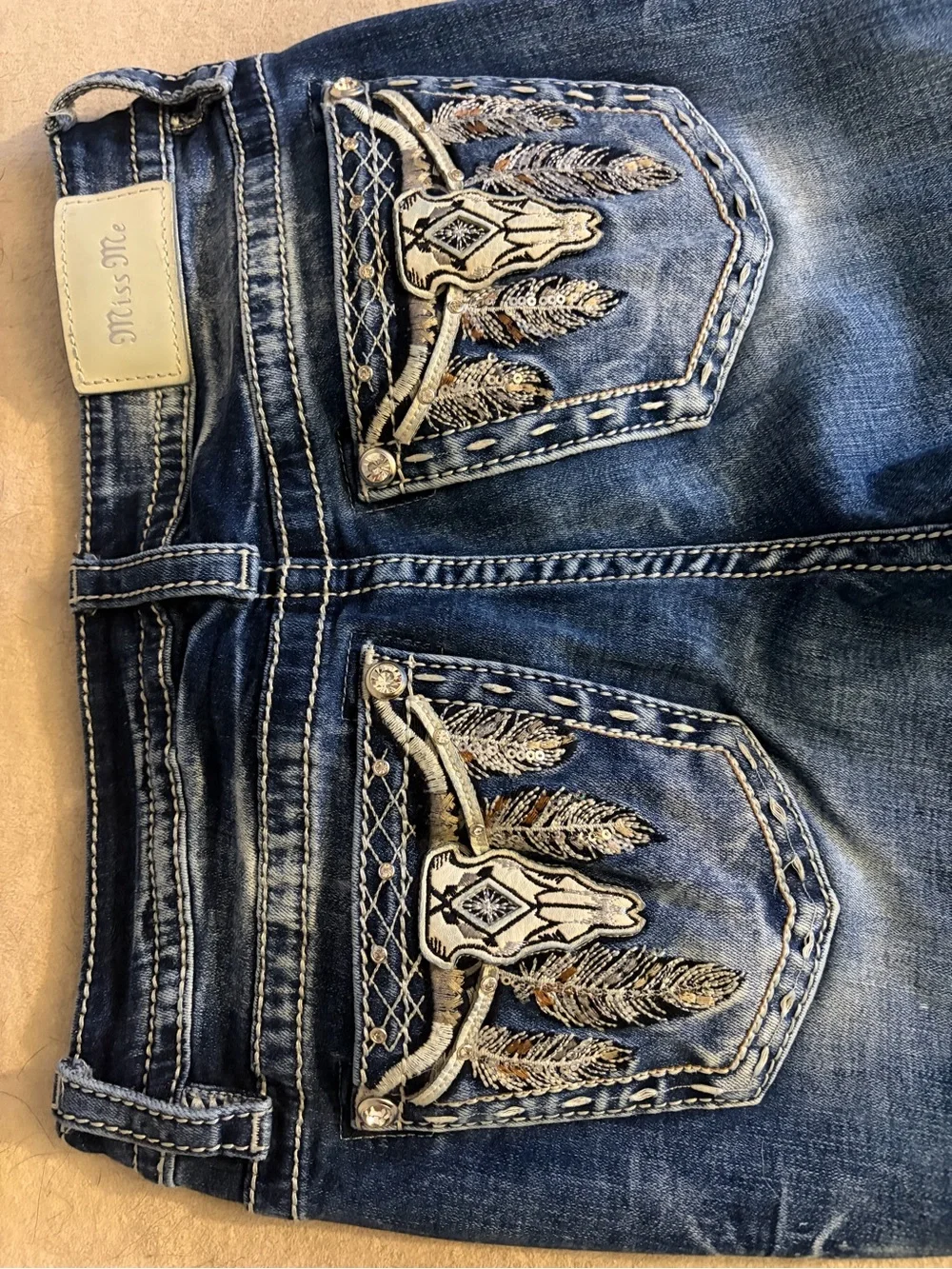 Miss Me Curvy Bootcut Jeans Longhorn Cow Skull & Feathers – Size 26
